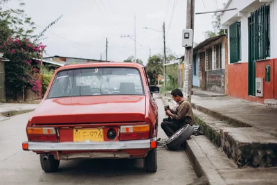Cambio de llanta en la carretera